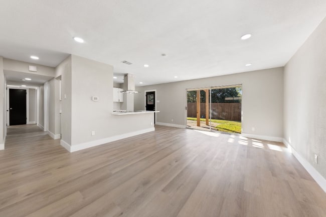 Building Photo - 605 Melrose Dr