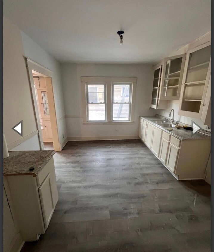 Building Photo - 9509 Parkview Ave