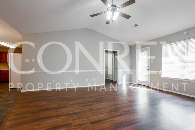 Building Photo - Gorgeous 3 Bedroom with Great Location in ...