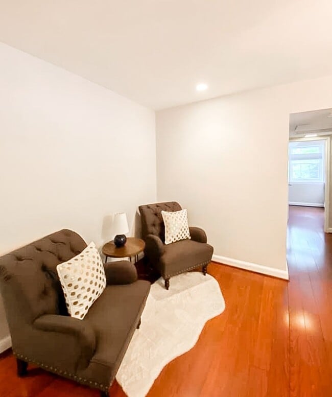 Building Photo - Tastefully Renovated 2 Bedroom 1 Bathroom ...