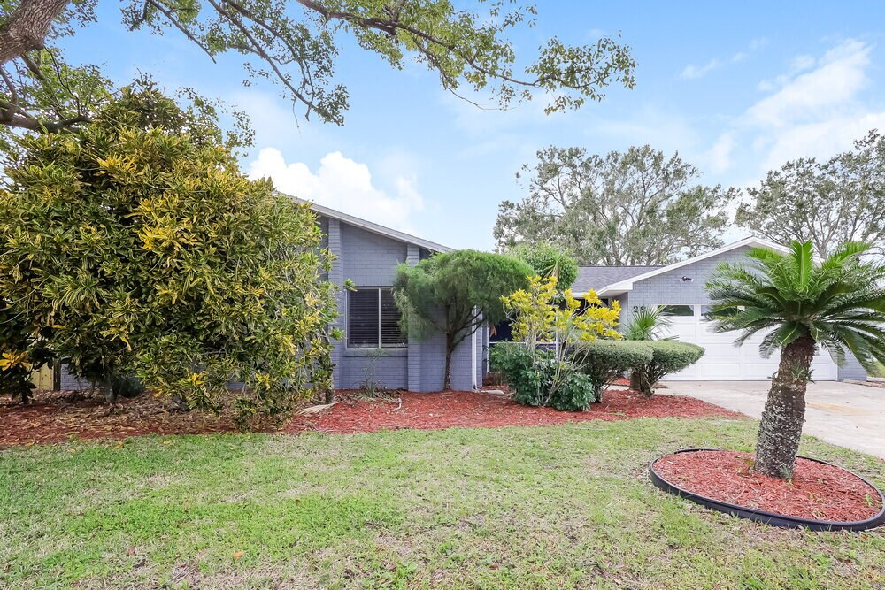 Primary Photo - 28 Cinnamon Dr