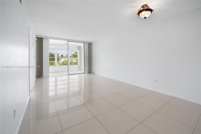 Foto del edificio - 6550 Royal Palm Blvd