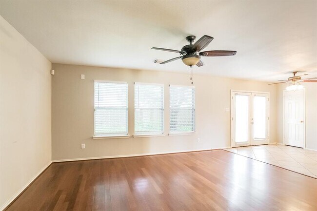 Foto del edificio - 7811 Cedar View St