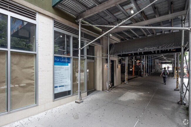Entrada - 120 E 86th St