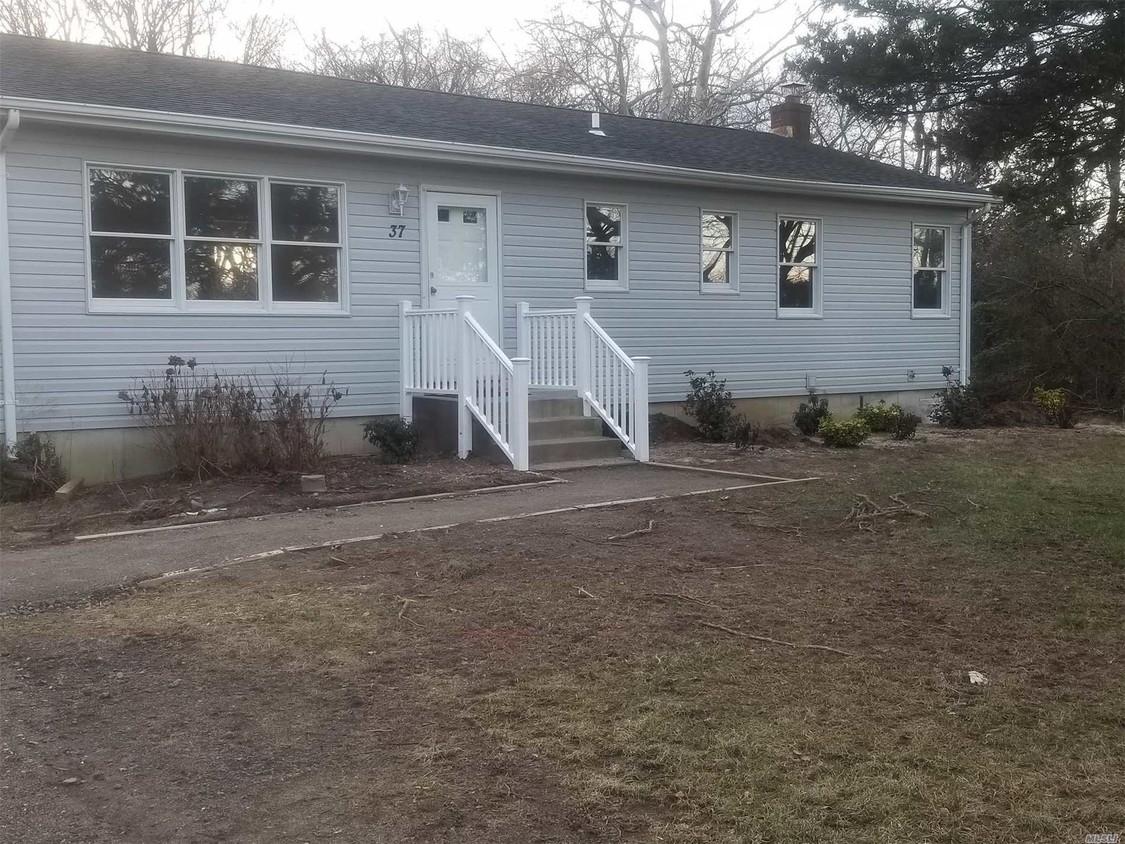 Foto principal - 37 Herricks Ln