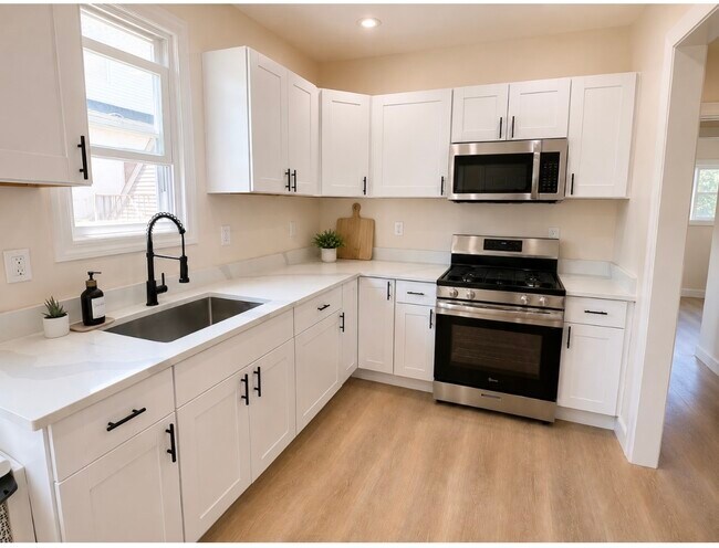 Cocina recién reformada y electrodomésticos nuevos. - 246 Stone Ave