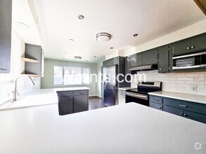 Building Photo - 1211 E Bridgeport Ave