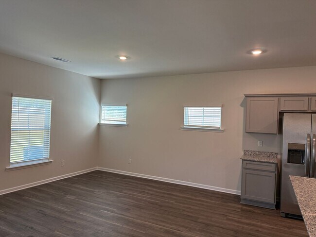 Building Photo - 317 S Lake Dr