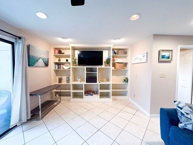 Building Photo - Unfurnished 2 Bedroom Townhome Near the Be...