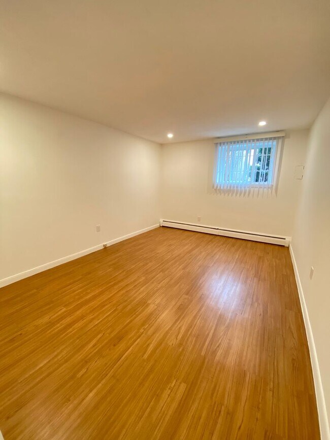 Building Photo - Incredible 2bed/1bath with heat and hot wa...