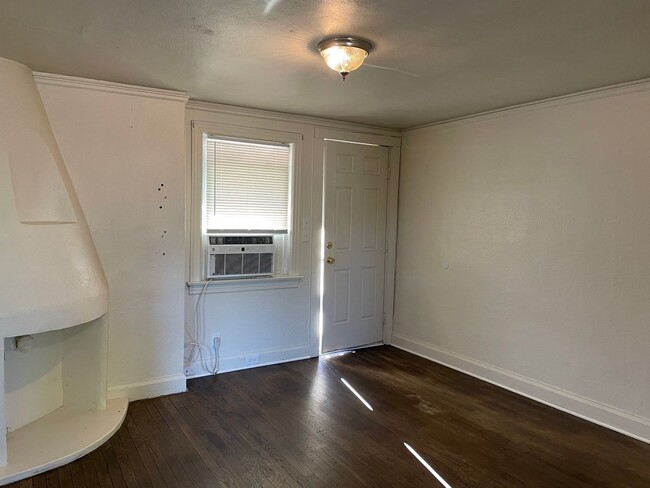 Building Photo - Charming Upstairs Apartment