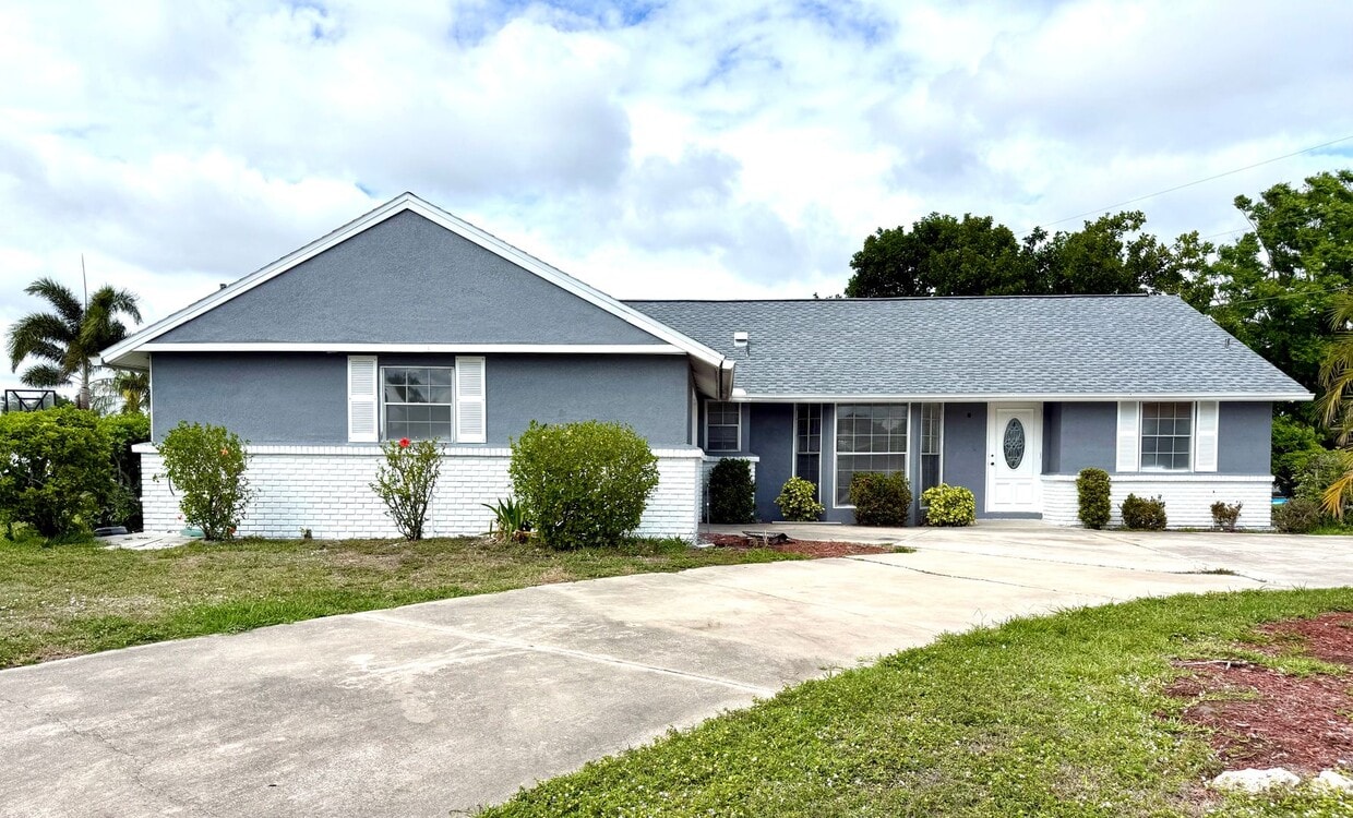 Coastal Living in Gulf Gate | 3BR/2.5BA | Annual Rental - Coastal Living in Gulf Gate | 3BR/2.5BA | Annual Rental