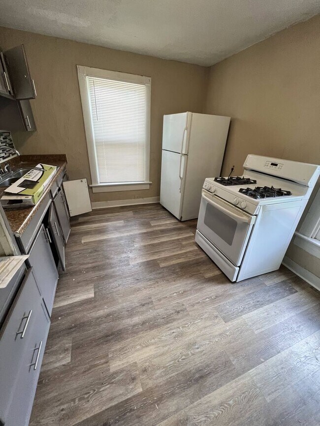 Building Photo - Newly Updated Duplex in Dayton!