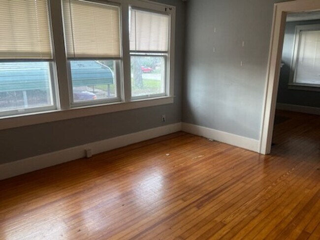 Building Photo - 2 Bedroom 1 Bathroom home