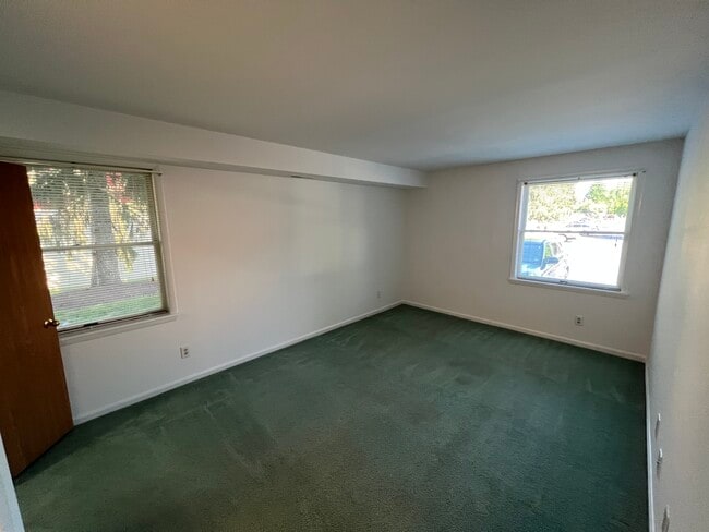 Building Photo - 500 Chapel Ct