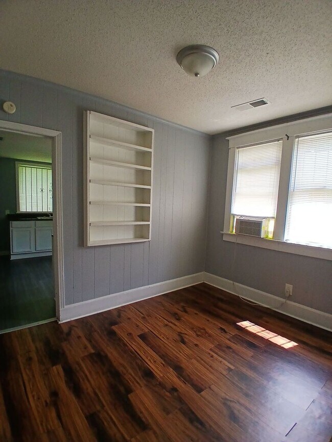 Building Photo - Newly Renovated 3 bedroom 1 bath Home - Op...