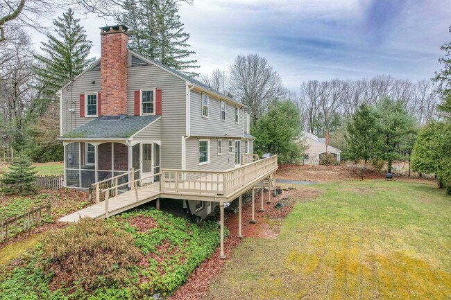 Foto del edificio - Bright and Beautiful 4 Bedroom Colonial
