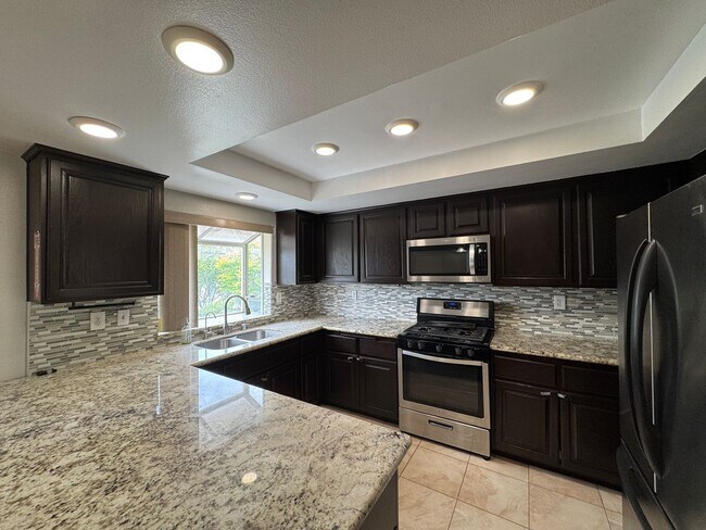 Foto del edificio - Beautiful 3bd 2.5 bath townhome