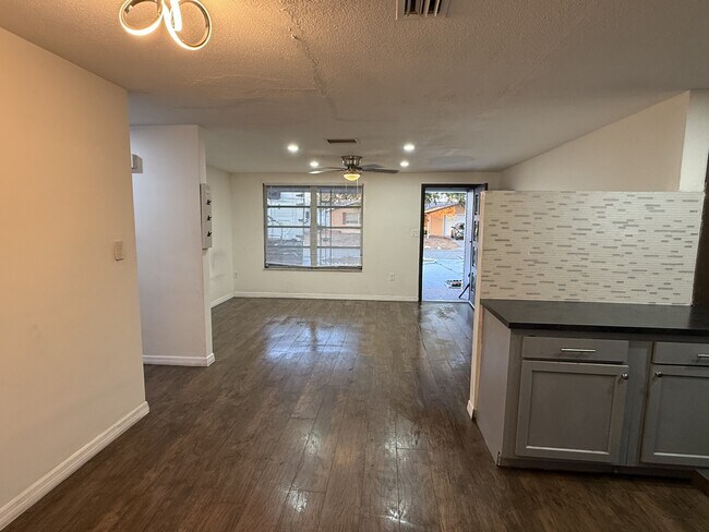 Foto del edificio - 7634 Rosewood Dr