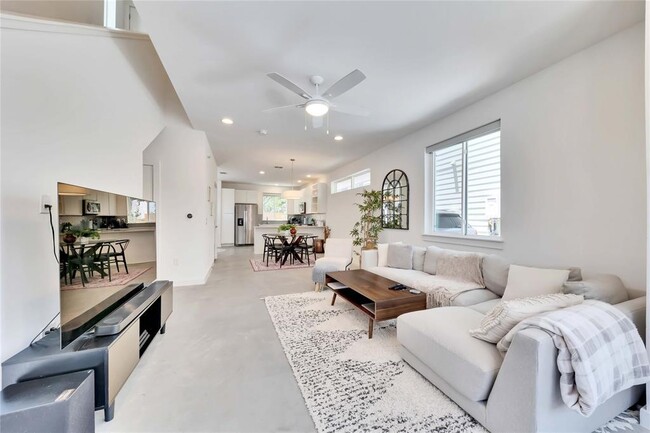 Building Photo - 814 N Bluff Dr