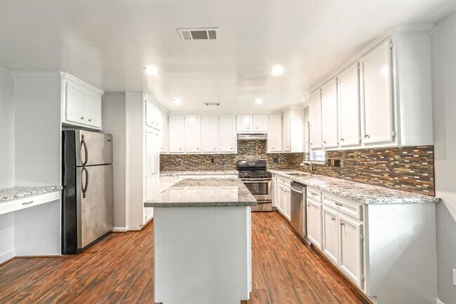 Building Photo - 3818 Gardendale Dr