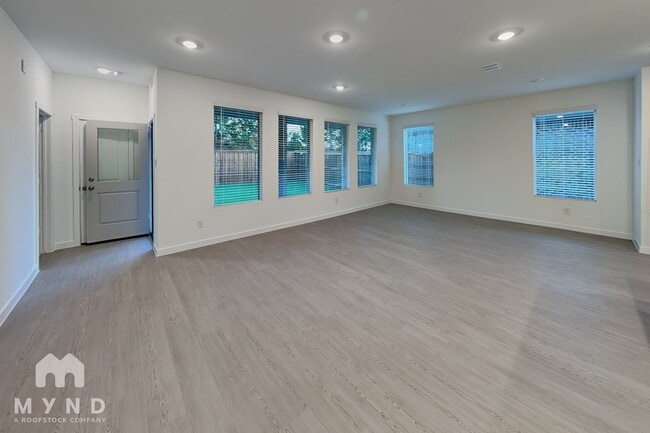 Building Photo - 1746 Milton Dr