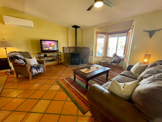 Foto del edificio - 6564 Pine Spring Ave