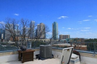 Building Photo - 1106 W 6th St