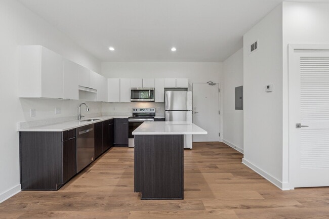 Building Photo - Freshly renovated 1br/1ba!