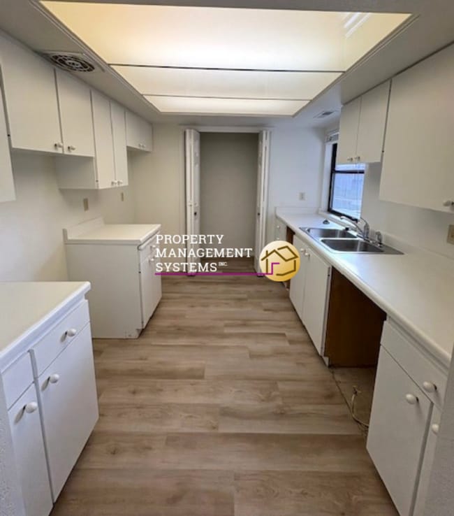 Building Photo - 2 Bedroom Condo w/ 2 Car Garage