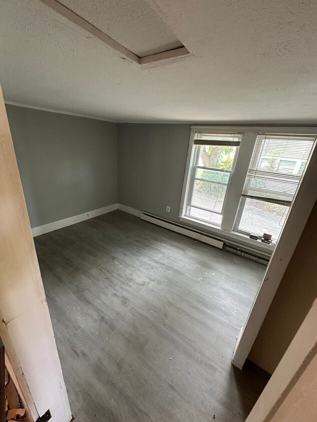 Primary Photo - Newly Renovated 1 Bed, 1 Bath Unit in Farm...