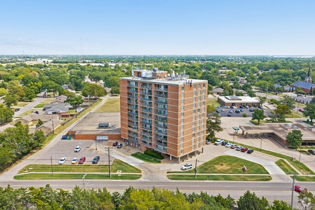 1400 N Woodlawn St - Highland House