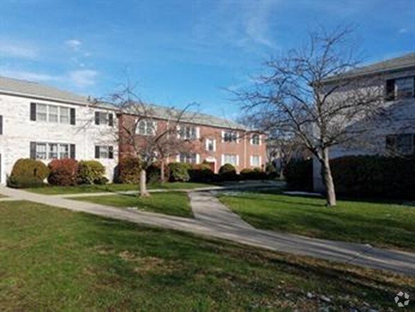 Building Photo - 182 Lake Shore Rd