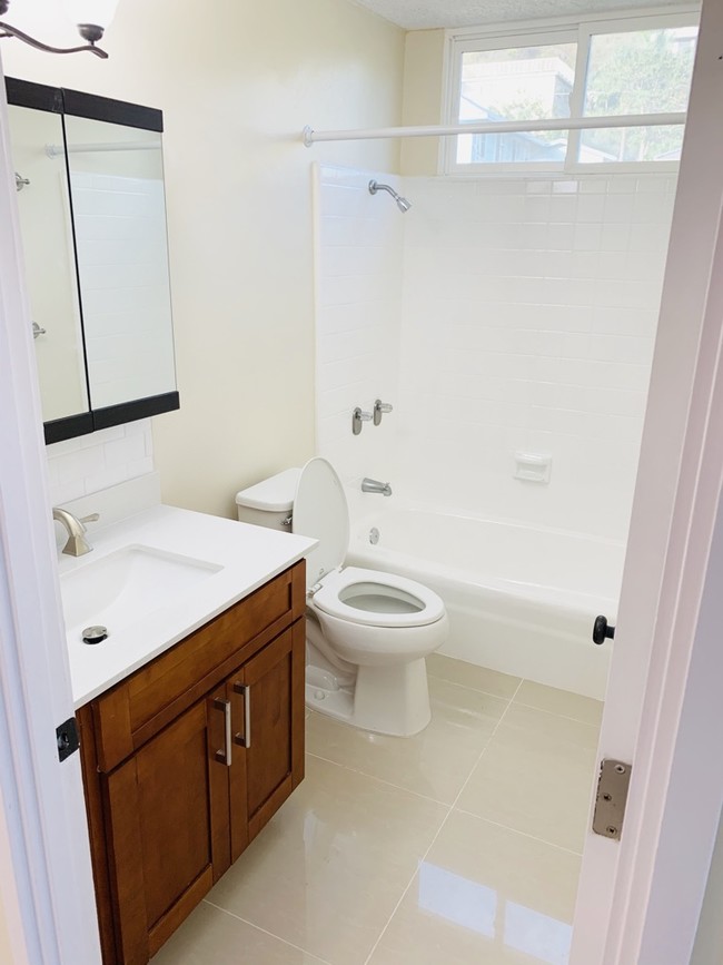 Bathroom / Tub - 1570 Frear St