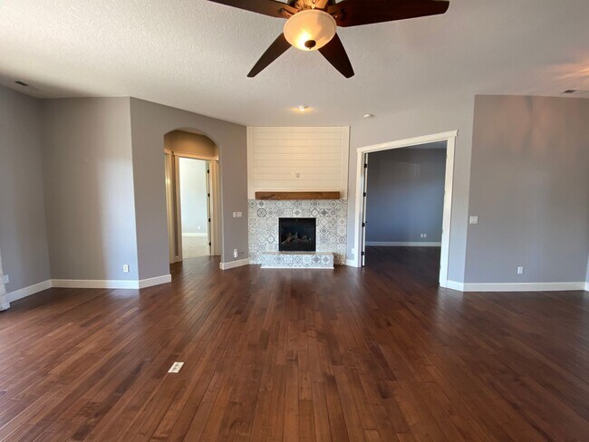 Foto del edificio - Beautiful, Spacious Home on 1/2 acre lot!