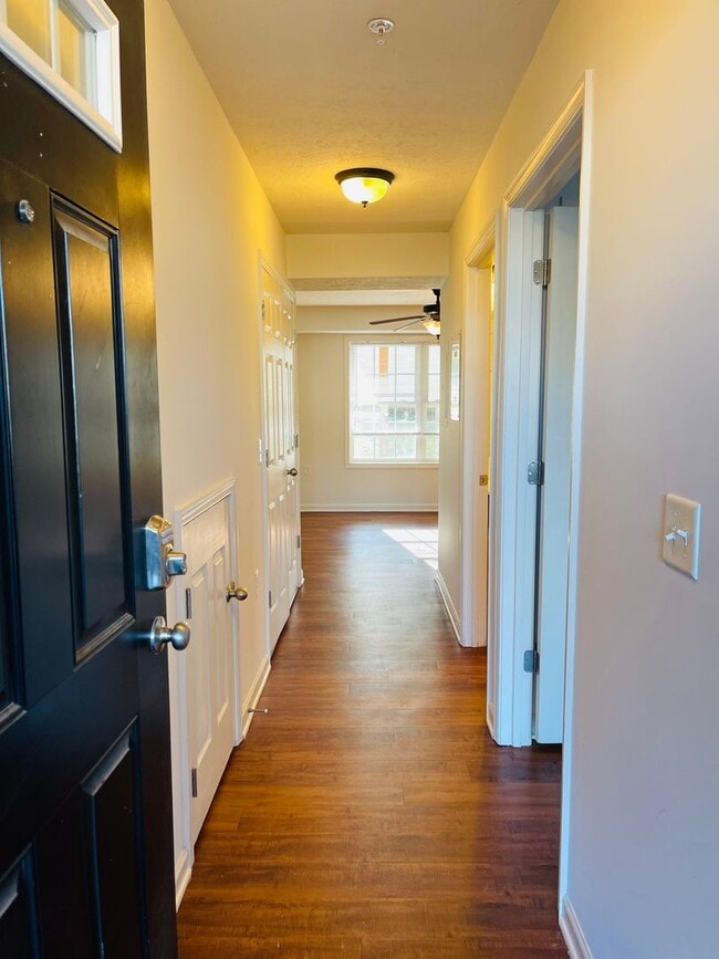 Building Photo - One Bedroom Garden Apartment - Top Floor!!