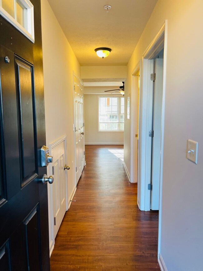 Foto del edificio - Top Floor One Bedroom Garden Apartment