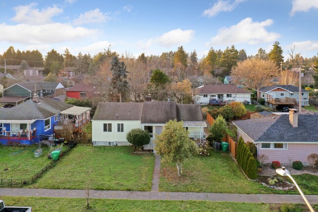 Building Photo - Charming Olympia home offers 3 bedroom plu...