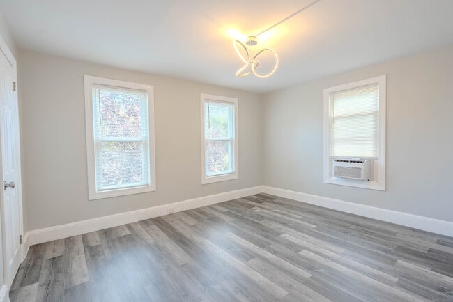 Building Photo - 37 Quintard Ave