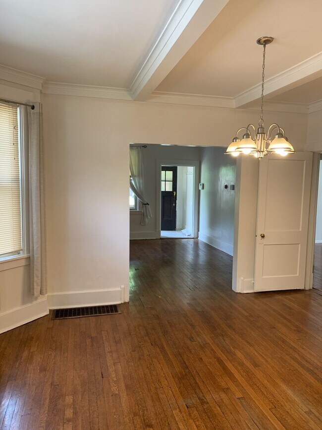 Building Photo - Great, first floor duplex in Squirrel Hill