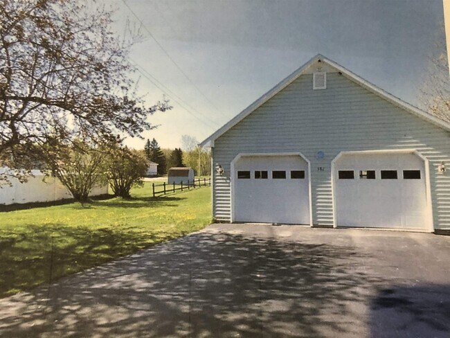 Building Photo - 381 Elm St