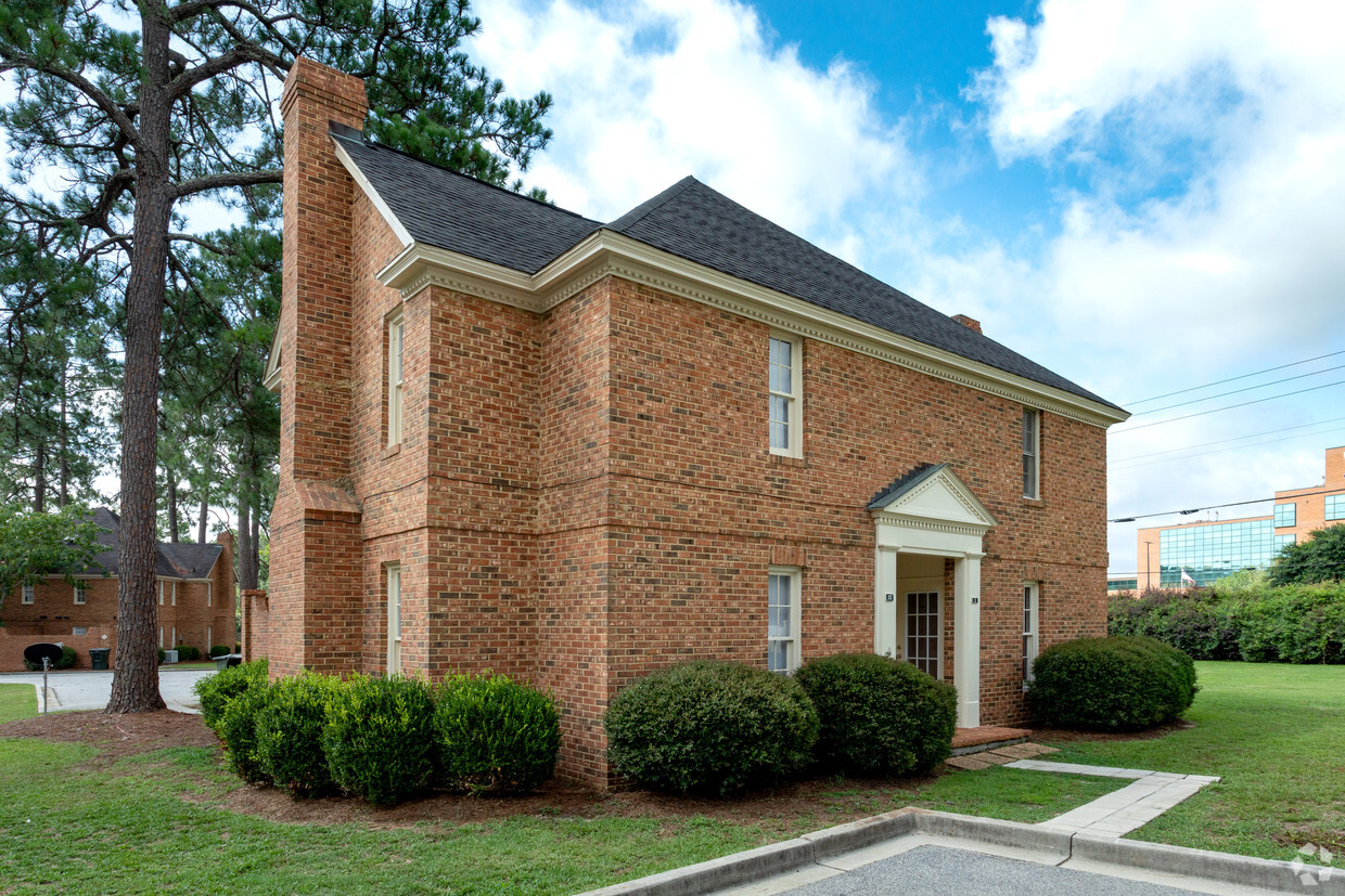 Primary Photo - Greenbriar and Hawthorne Apartments