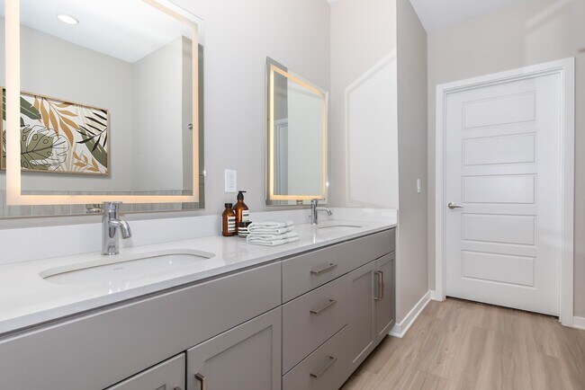 Interior Photo - Onyx North Central