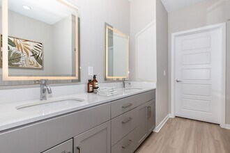 Interior Photo - Onyx North Central