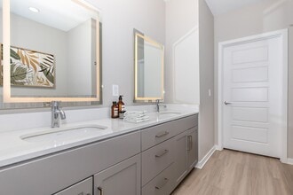 Interior Photo - Onyx North Central