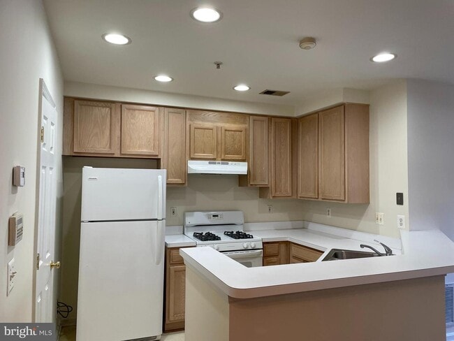 Building Photo - 345 Fallsgrove Dr