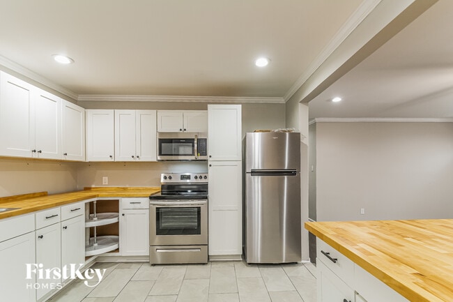 Building Photo - 401 Sparella St