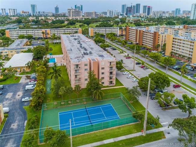 Foto del edificio - HALLANDALE GARDENS CONDO UNIT