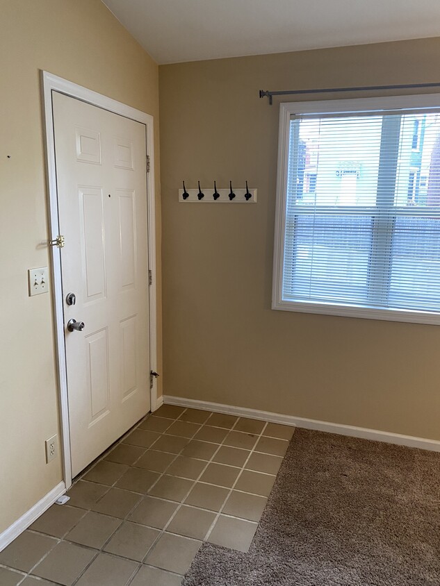 Entry/Living Room - 3227 Bishop St