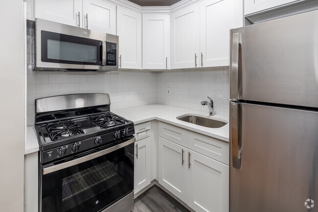 1BR, 1BA - 663SF - Kitchen - Maple Crest Apartments at Williston Park